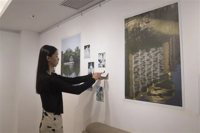 【僑創(chuàng)達(dá)人⑦】 “95后”女海歸獨(dú)立創(chuàng)辦美術(shù)館，讓新生代藝術(shù)被看見(jiàn)